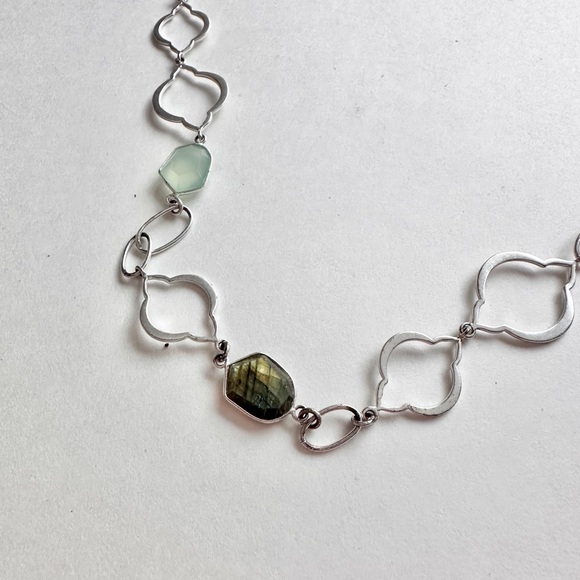 Elegant Green Necklace - Picture 3 of 3